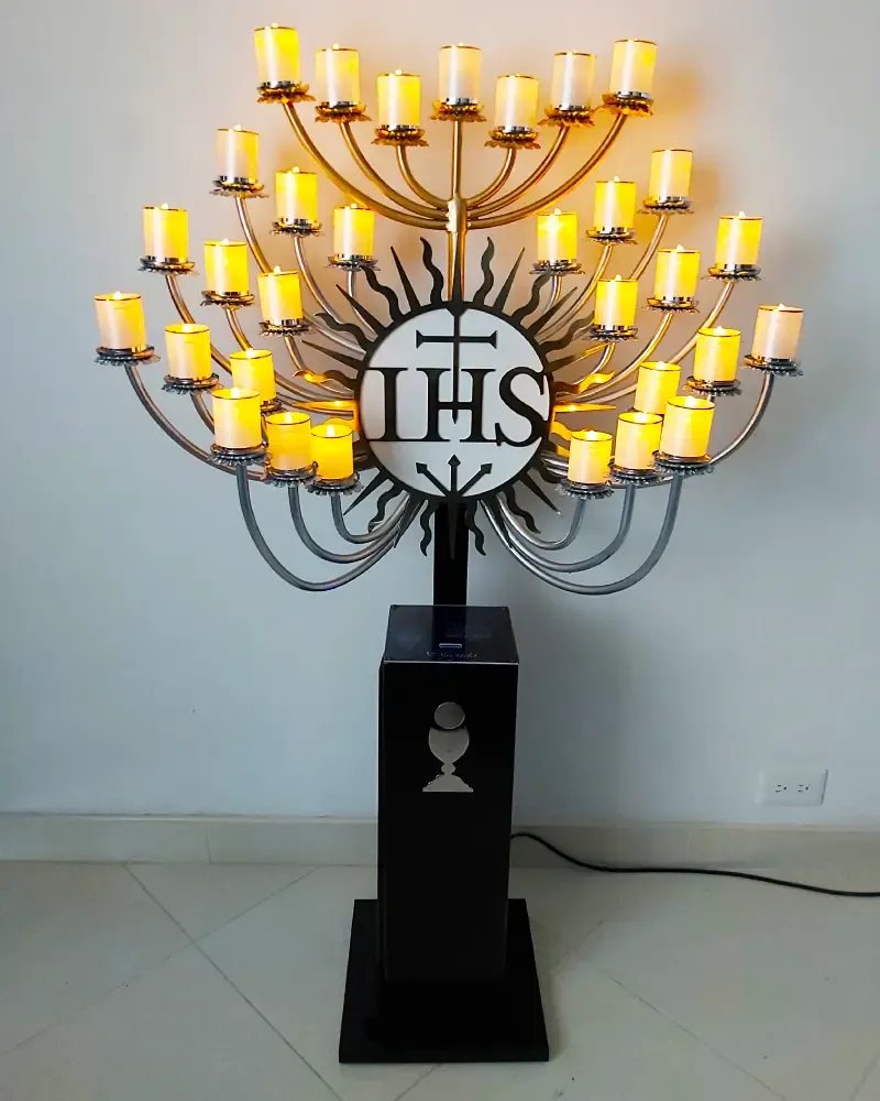 Lamparario electrónico tipo custodia con emblema IHS y velas en brazos metálicos