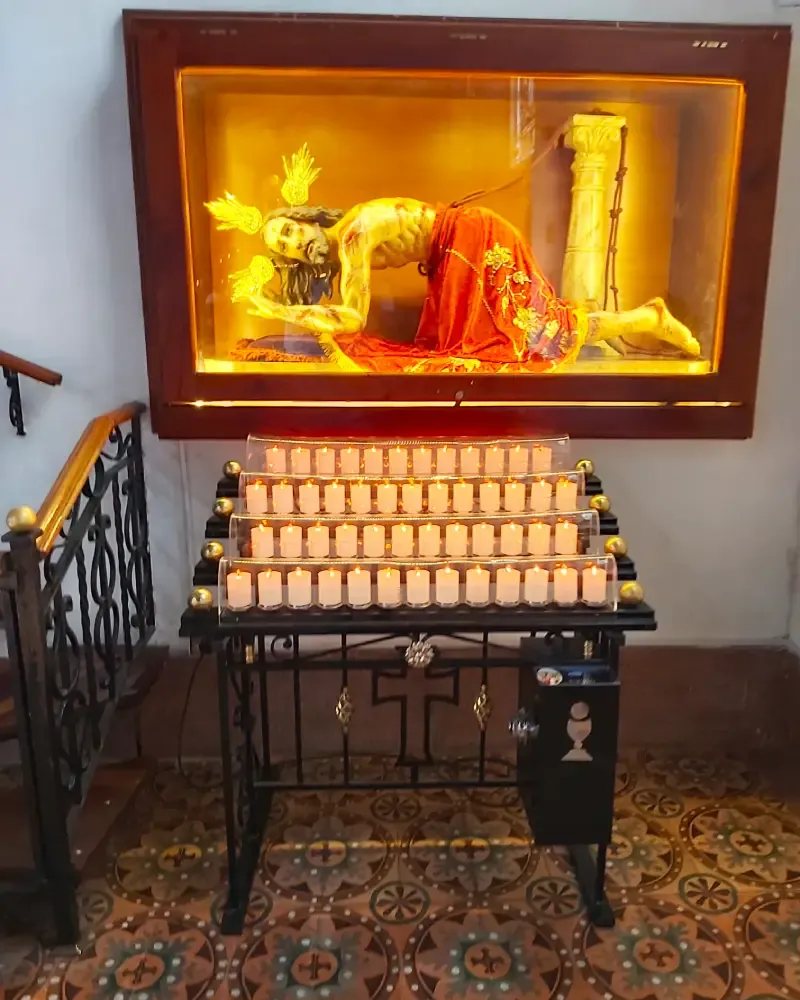 Lamparario electrónico escalonado de cuatro niveles instalado bajo la imagen del Señor Caído